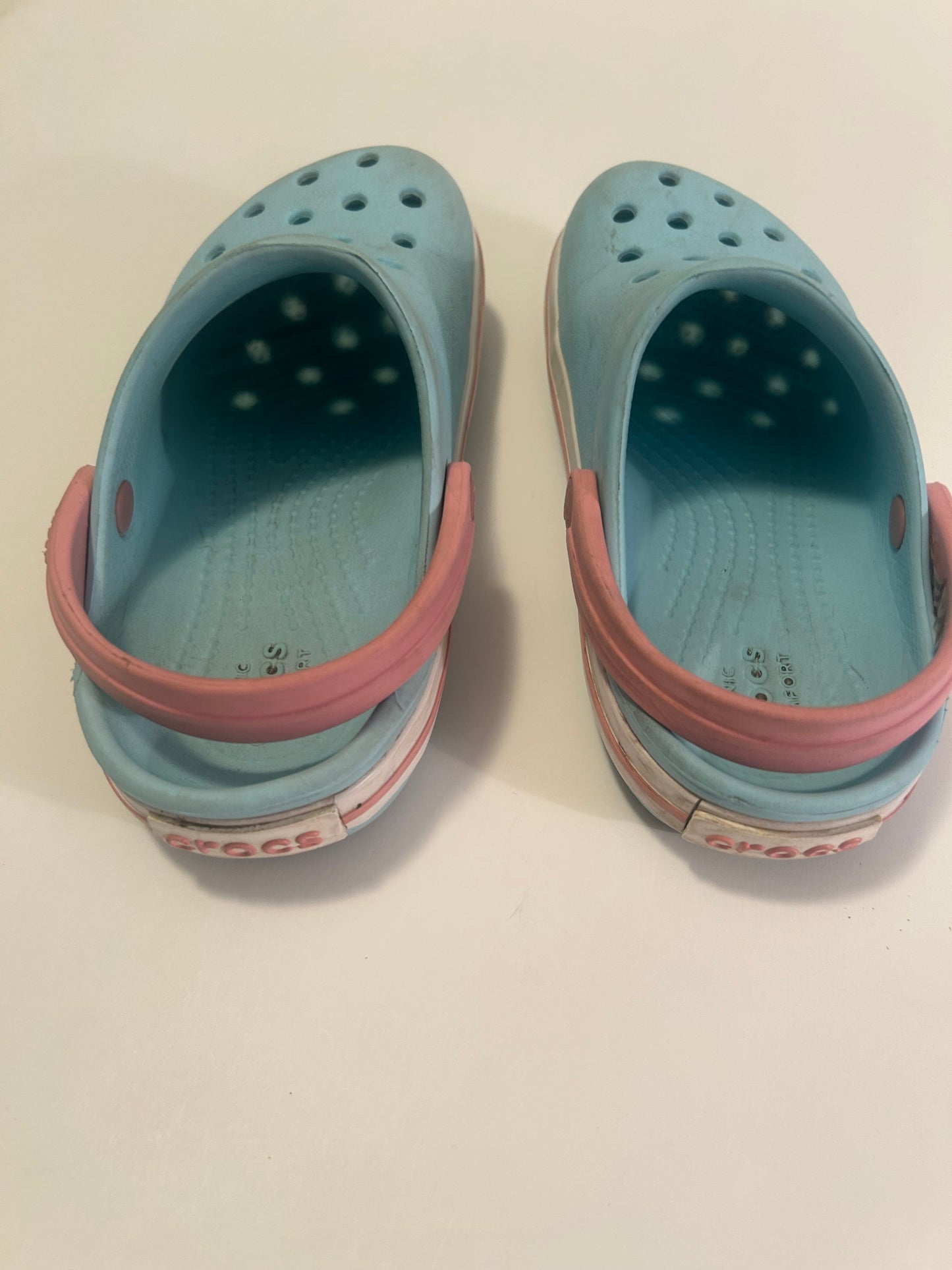 #142 girls Crocs size C11 GUC