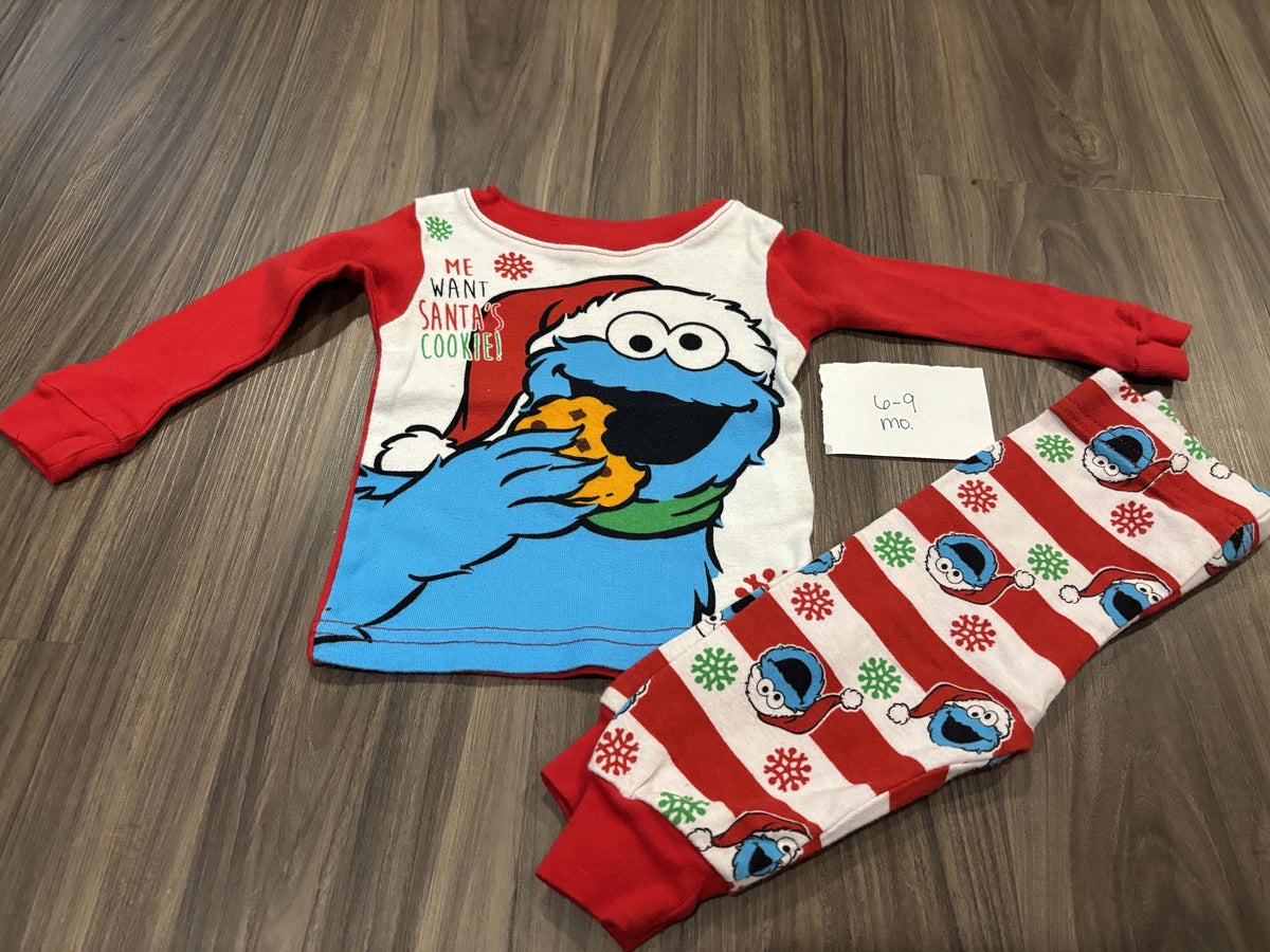 #138 - 6-9 Mo VGUC Christmas Cookie Monster PJs