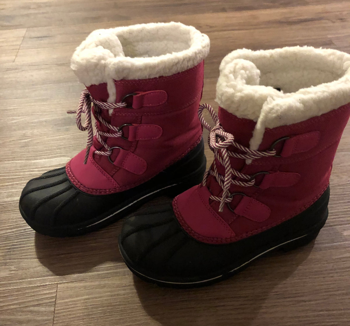 #137 Cat & Jack girls snow boots size 2