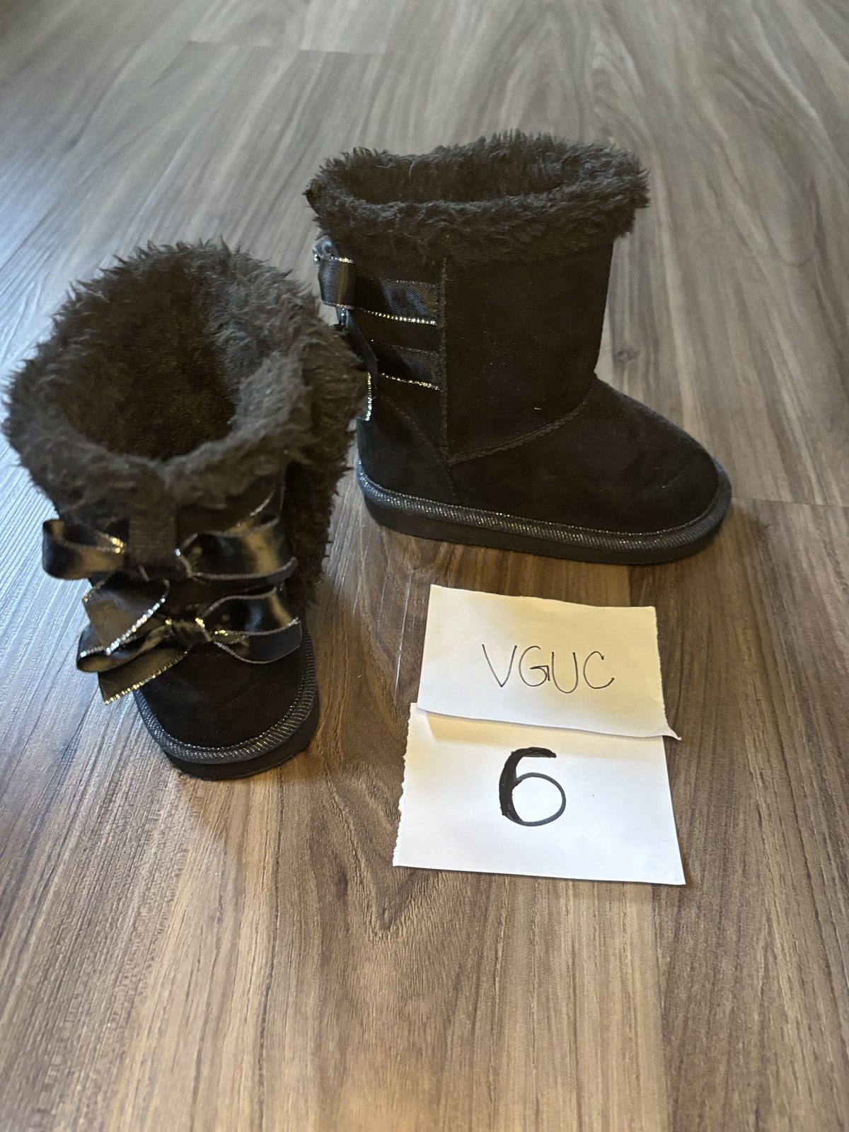 #138 - 6T Shoe VGUC black Boots w/Bows