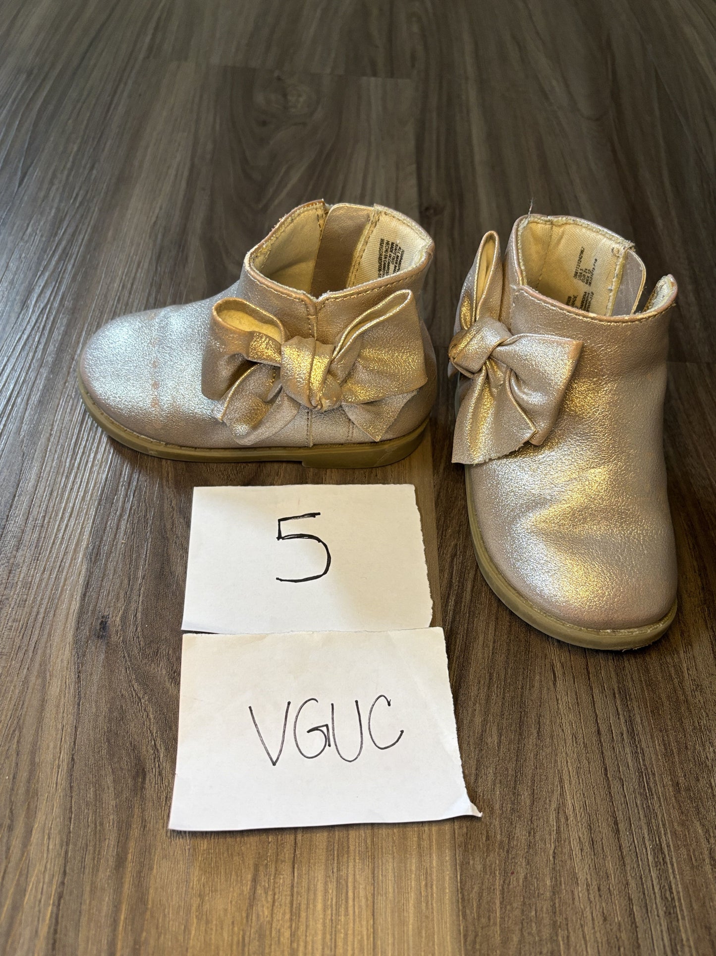 #138 - 5T - VGUC Sparkly Bow Boots - PU 45236