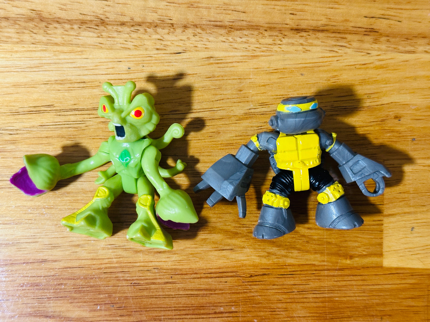 #186 2 Ninja Turtles Figures