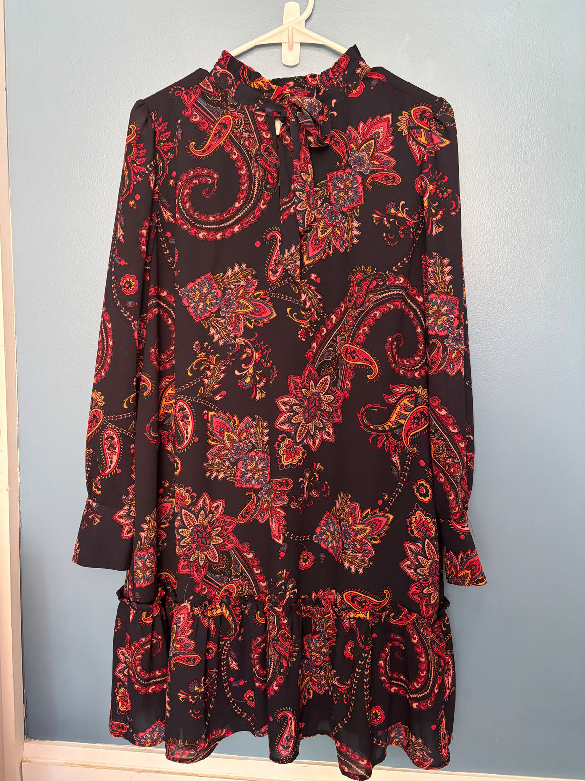 Seller #50 Loft Navy Paisley Shift Dress with Tie-Neck Detail, Large EUC