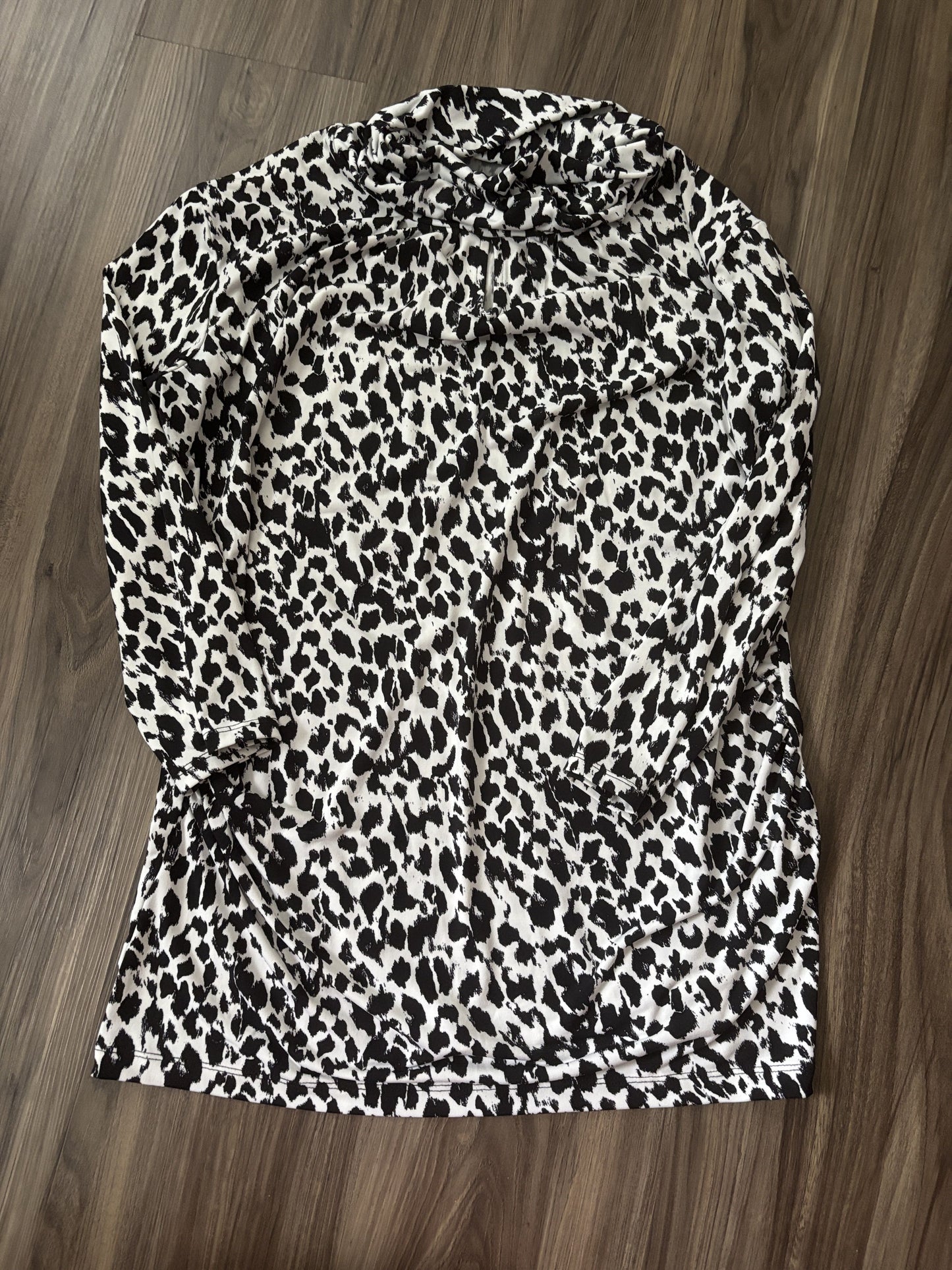 #138 - L - VGUC New York & Co - White/Black Turtleneck Shirt - PU 45236
