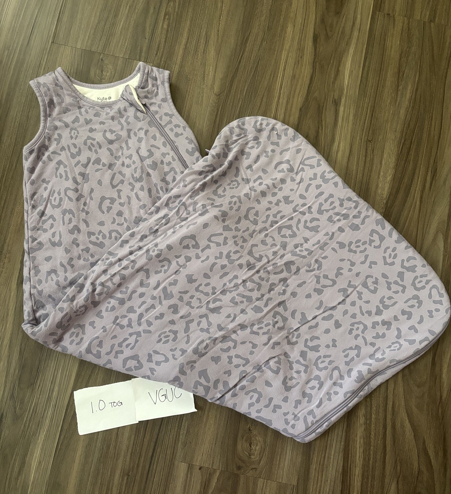 #138 - 18-36 Mo - VGUC Kyte Baby - Purple Leopard 1.0 Tog Sleepsack - PU 45236