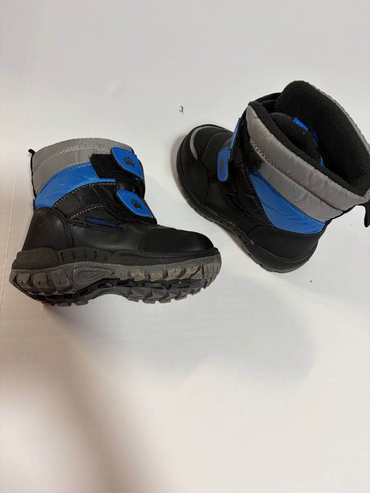 #27 Boys snow boots size 8