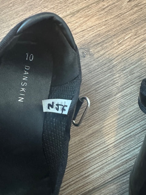 Seller #22 - Danskin velcro patent tap shoes - size 10 - GUC