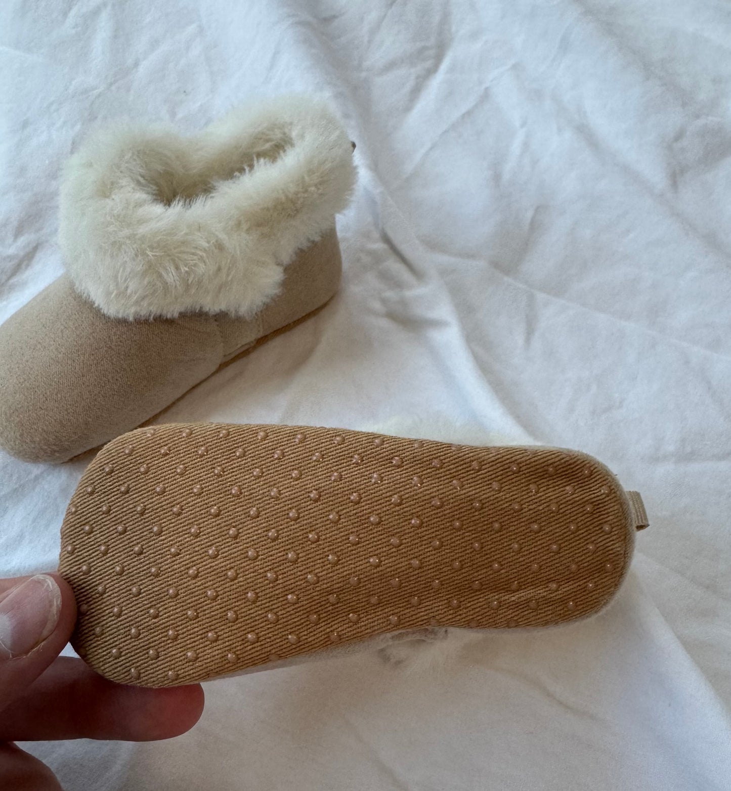 #113 Old Navy girls shoes size 6-12 month