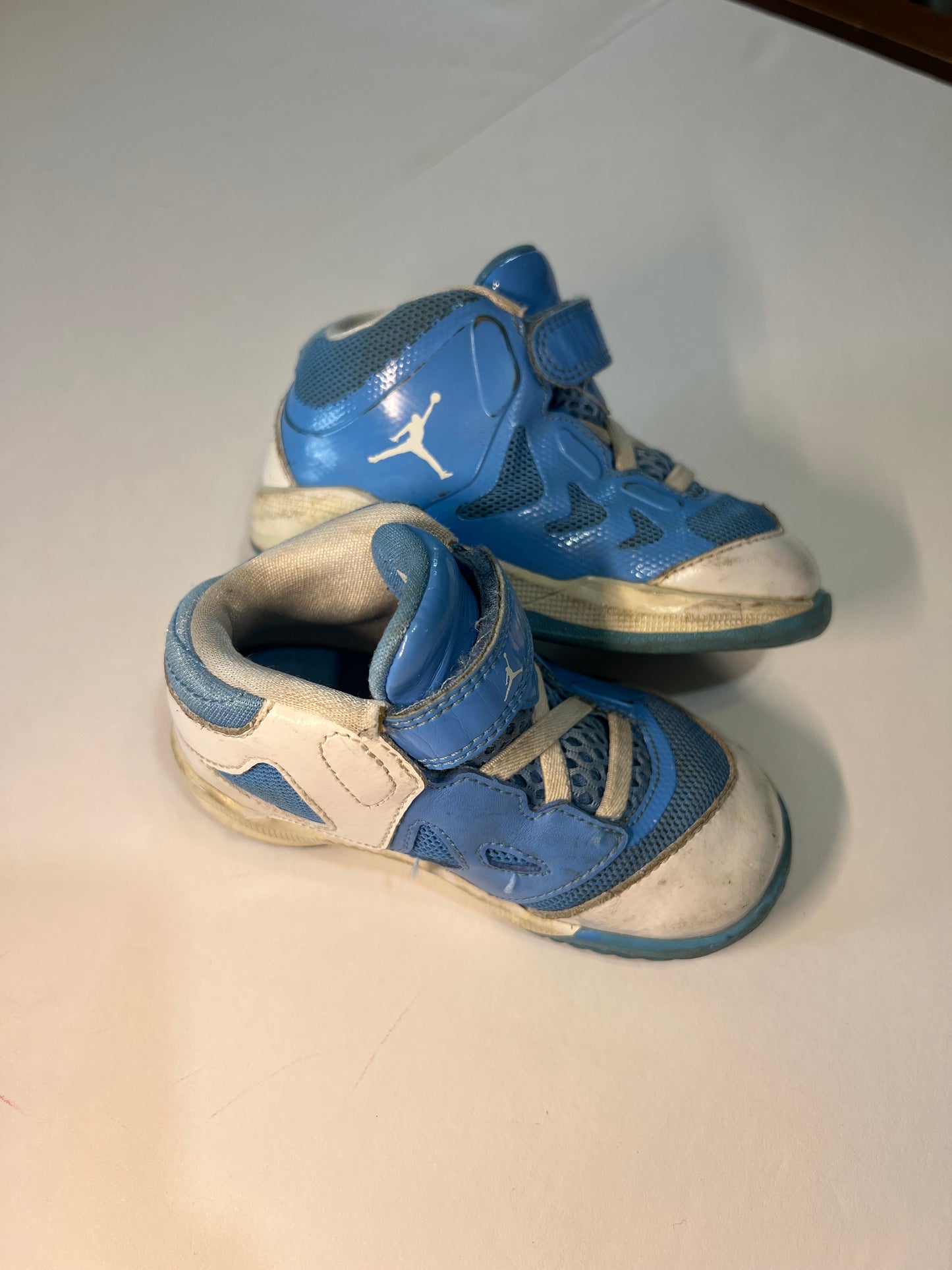 #78 boys 7c blue and white Jordans