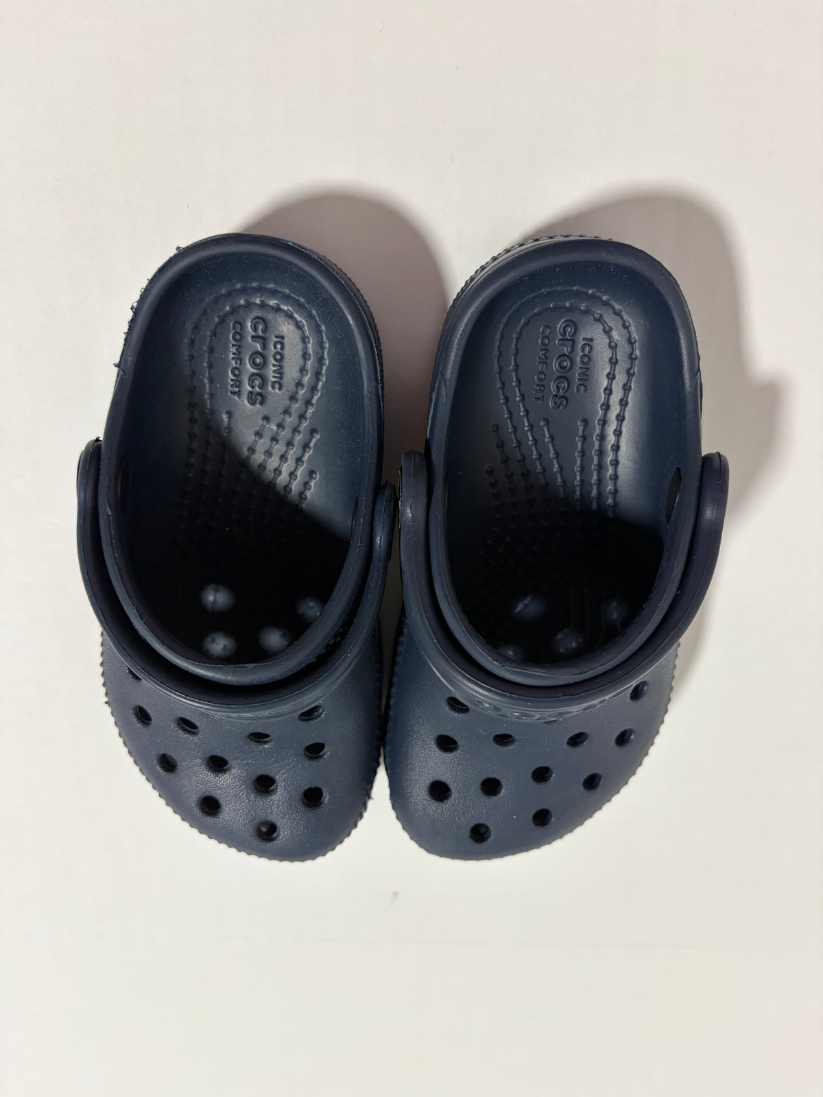 #27 Navy Crocs size 7 (1 of 2)
