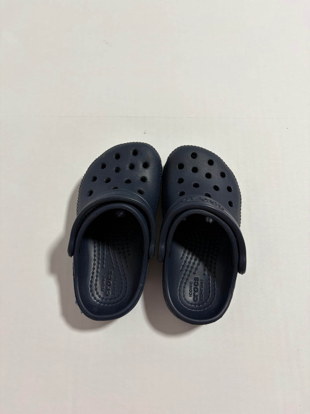 #27 Navy Crocs size 7 (2 of 2)