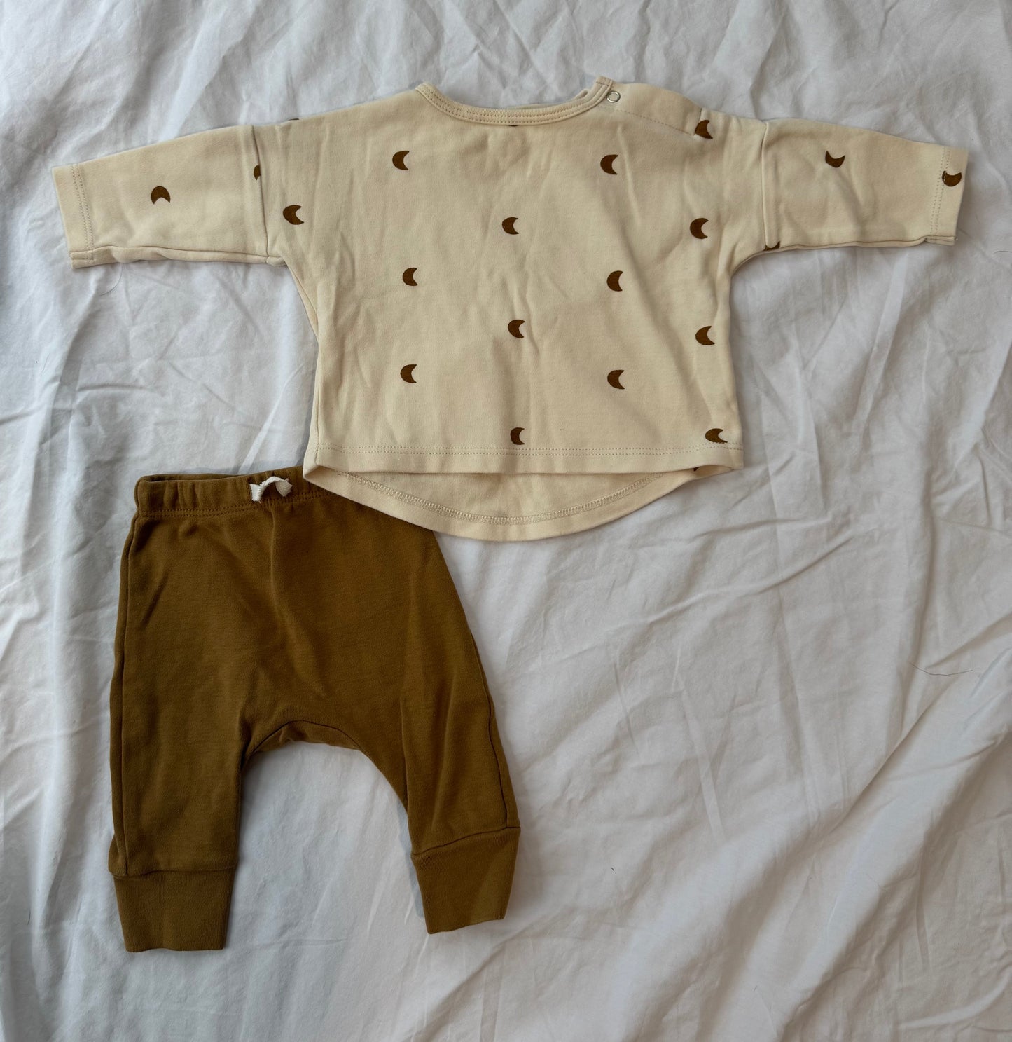 #113 Quincy Mae Gender Neutral 0-3 month pants and shirt bundle *reduced*