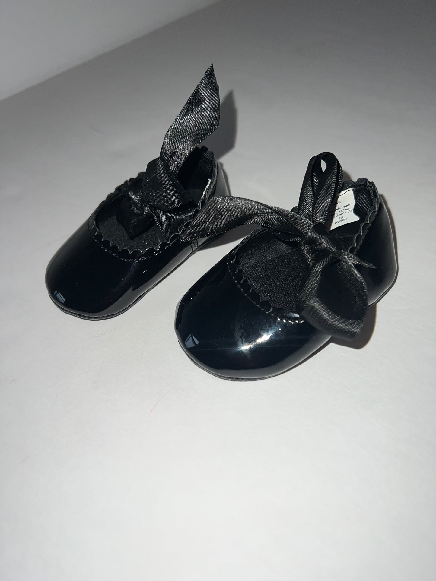 #78 girls infant crib shoes size 0 black with ribbon laces