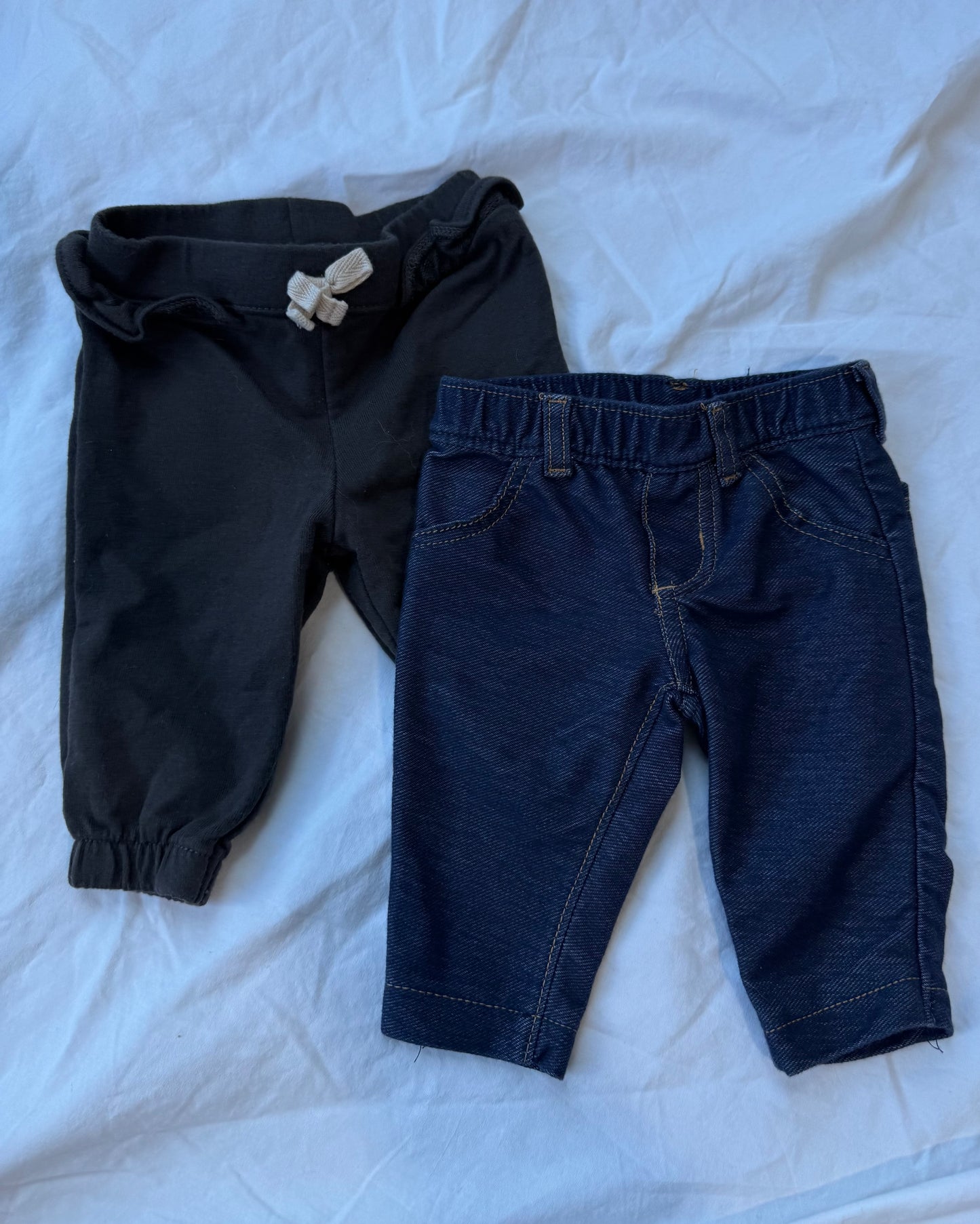 #113 Carter’s girls 3 months pants
