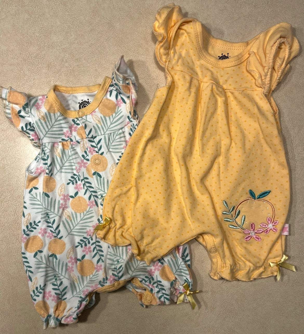 #104 Hanna Andersson girl size 110/5 The Grinch Cindy Lou pajamas, 2 faint spots near collar as shown in photo