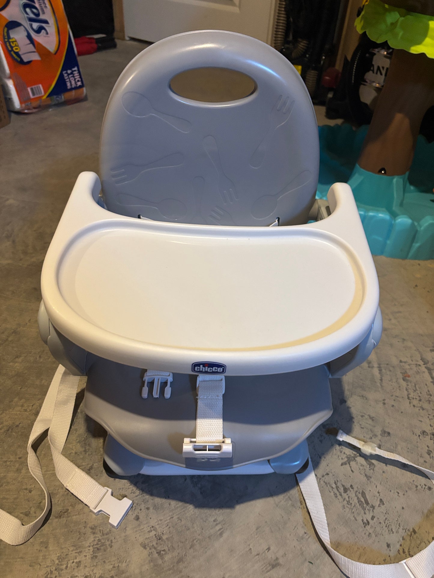 #138 - - EUC Chicco - Portable Car Seat (folds down for easy storage) - PU 45236