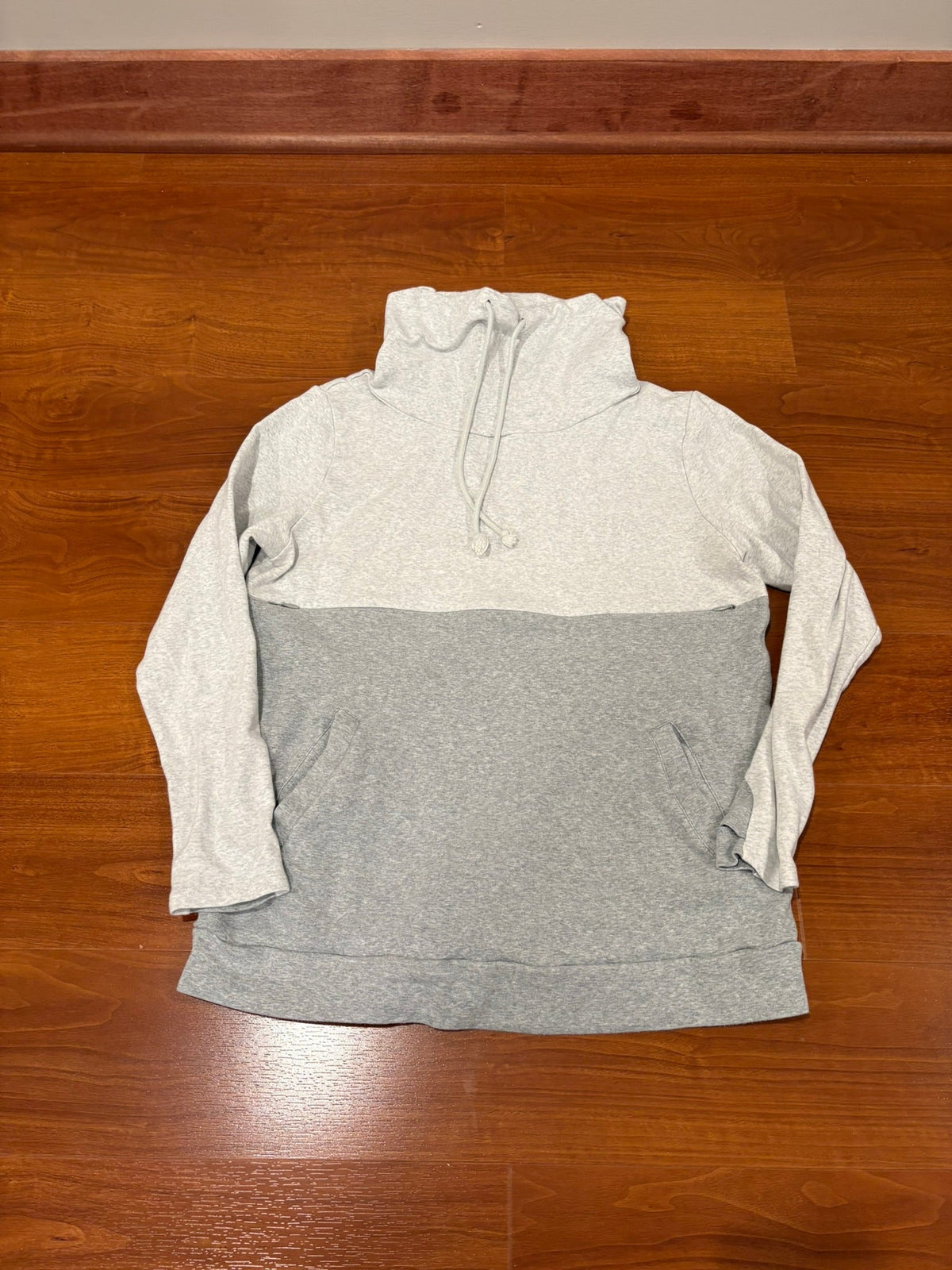 Women's Size M Grey Nursing Queen Sweatshirt