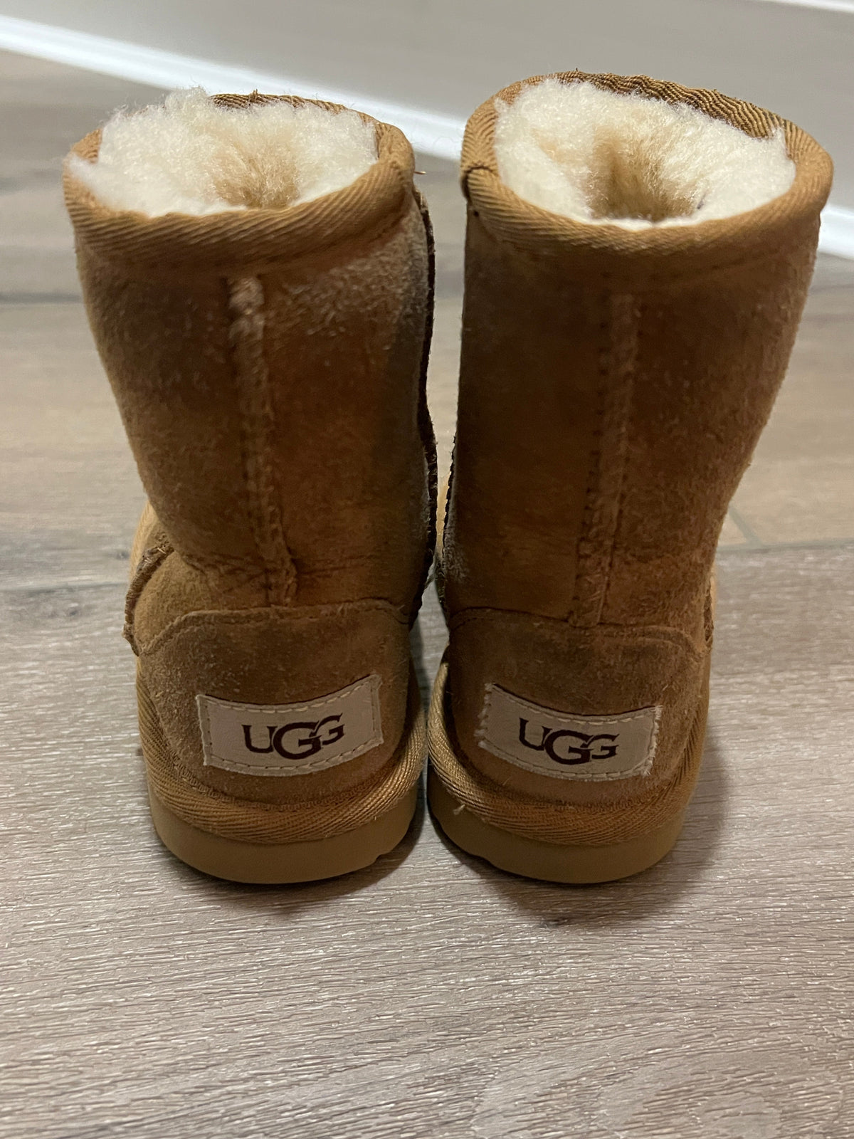 #90 Girls Uggs, size 8