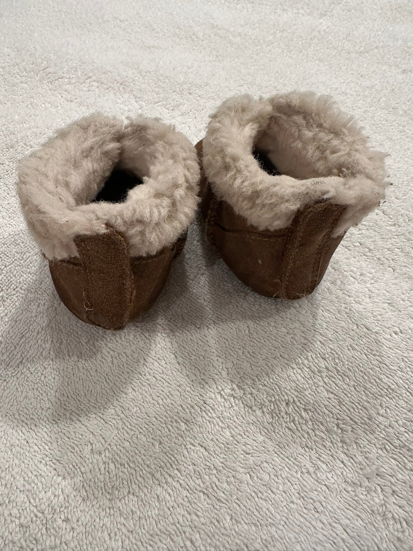 #85 REDUCED UGG Suede Leather Tan boots with fur, Infant Girls Shoe 2/3