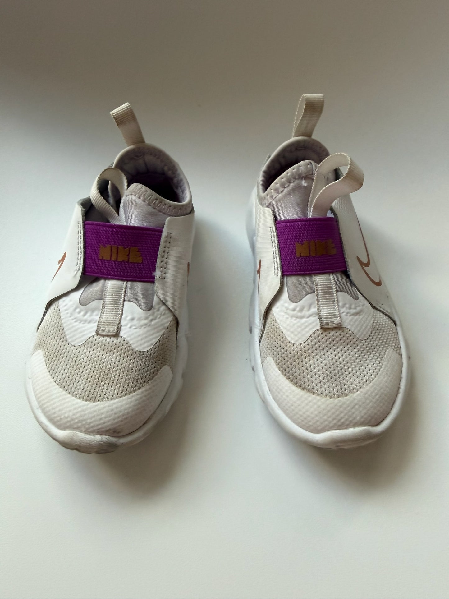 #117, Girls shoes 7c, Nike white & purple w/ gold swoop, VGUC