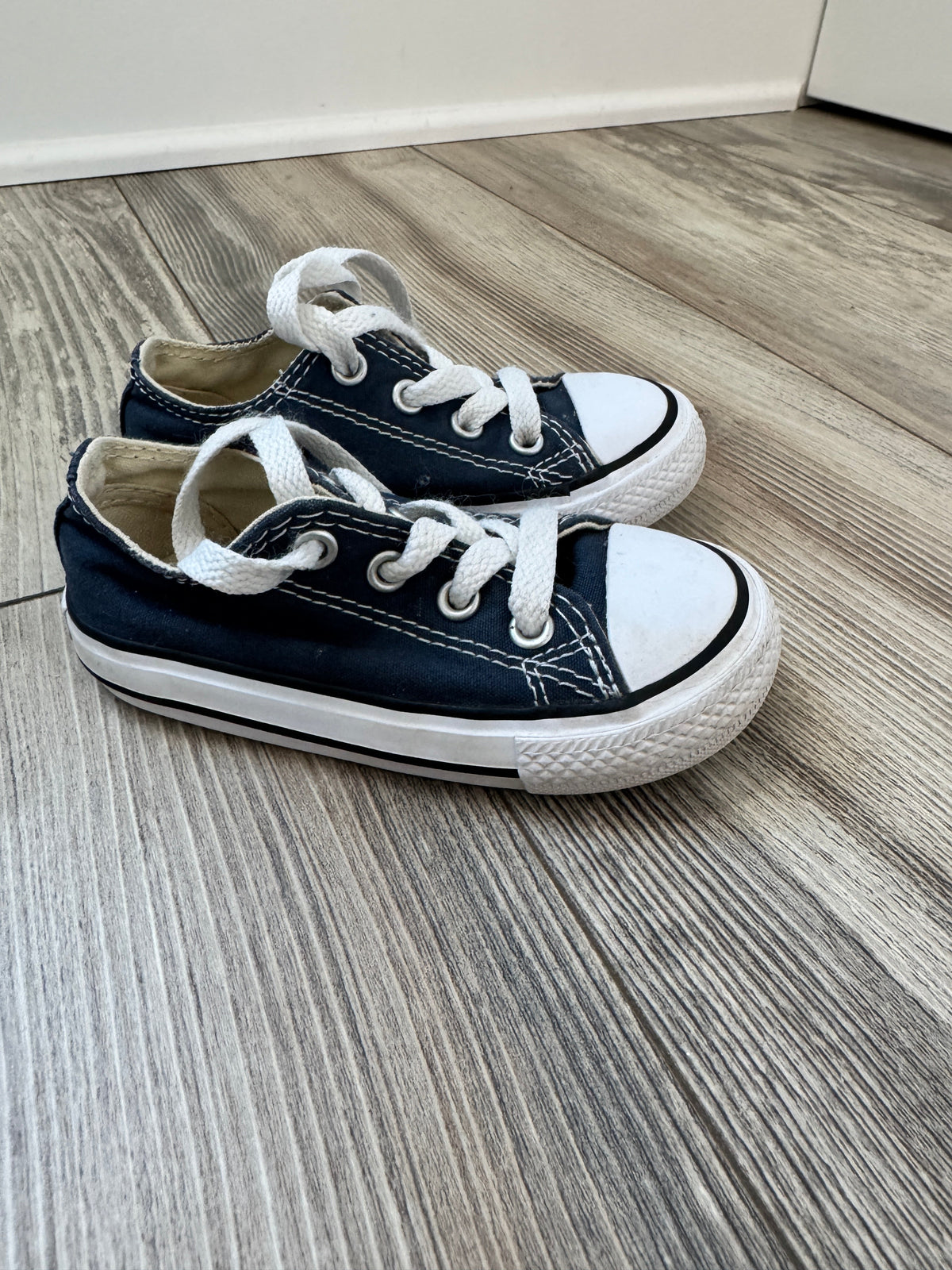 Seller #84 | VGUC Toddler Converse in navy, size 6