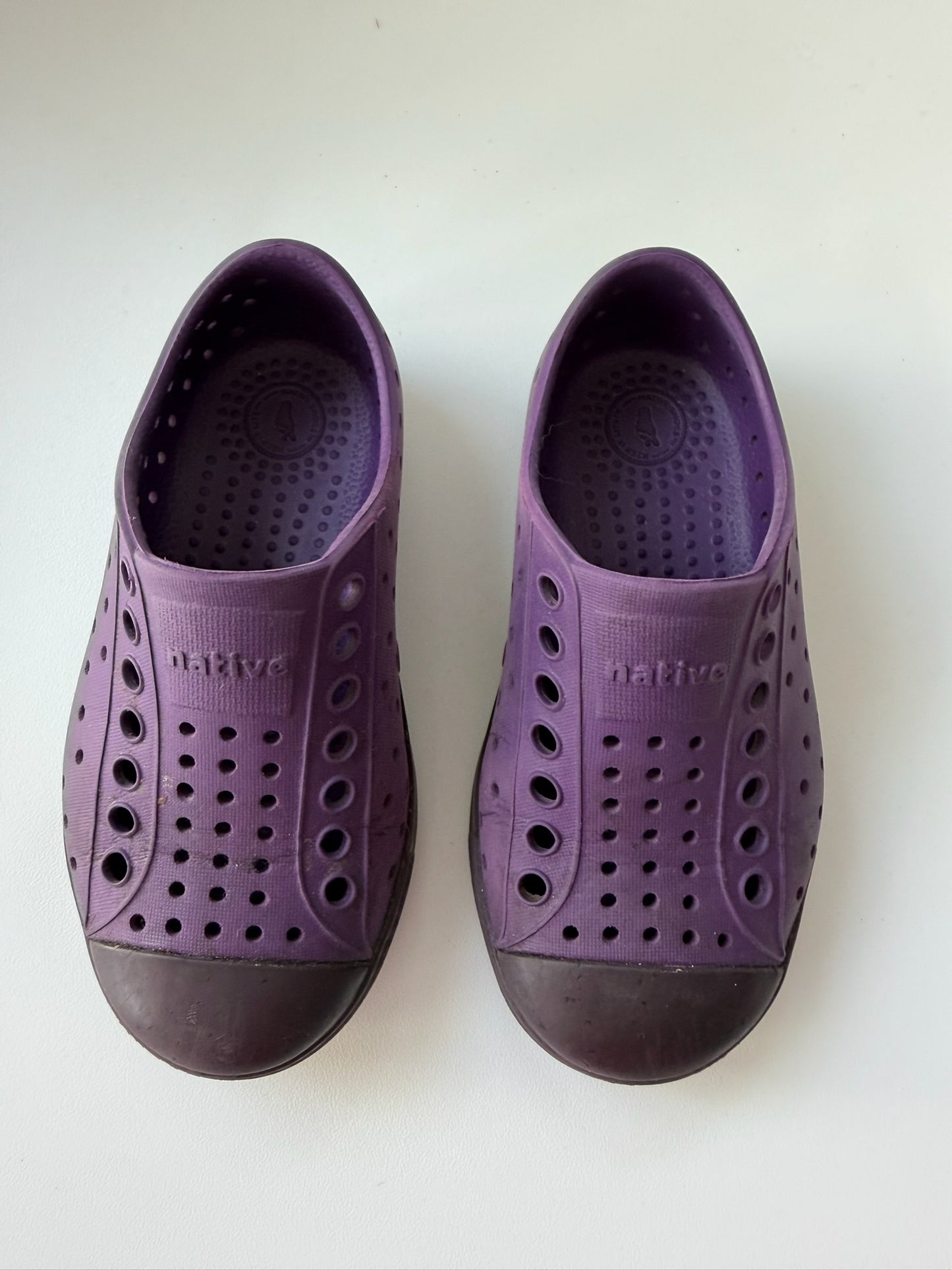 #117, Girls shoes 8c, Native dark purple shoes, VGUC