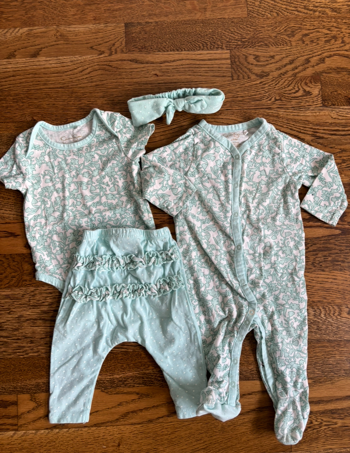 Seller #195 - *REDUCED* Jessica Simpson Girls Five Piece Paisley Bundle Outfit Set - Size 3-6 Months