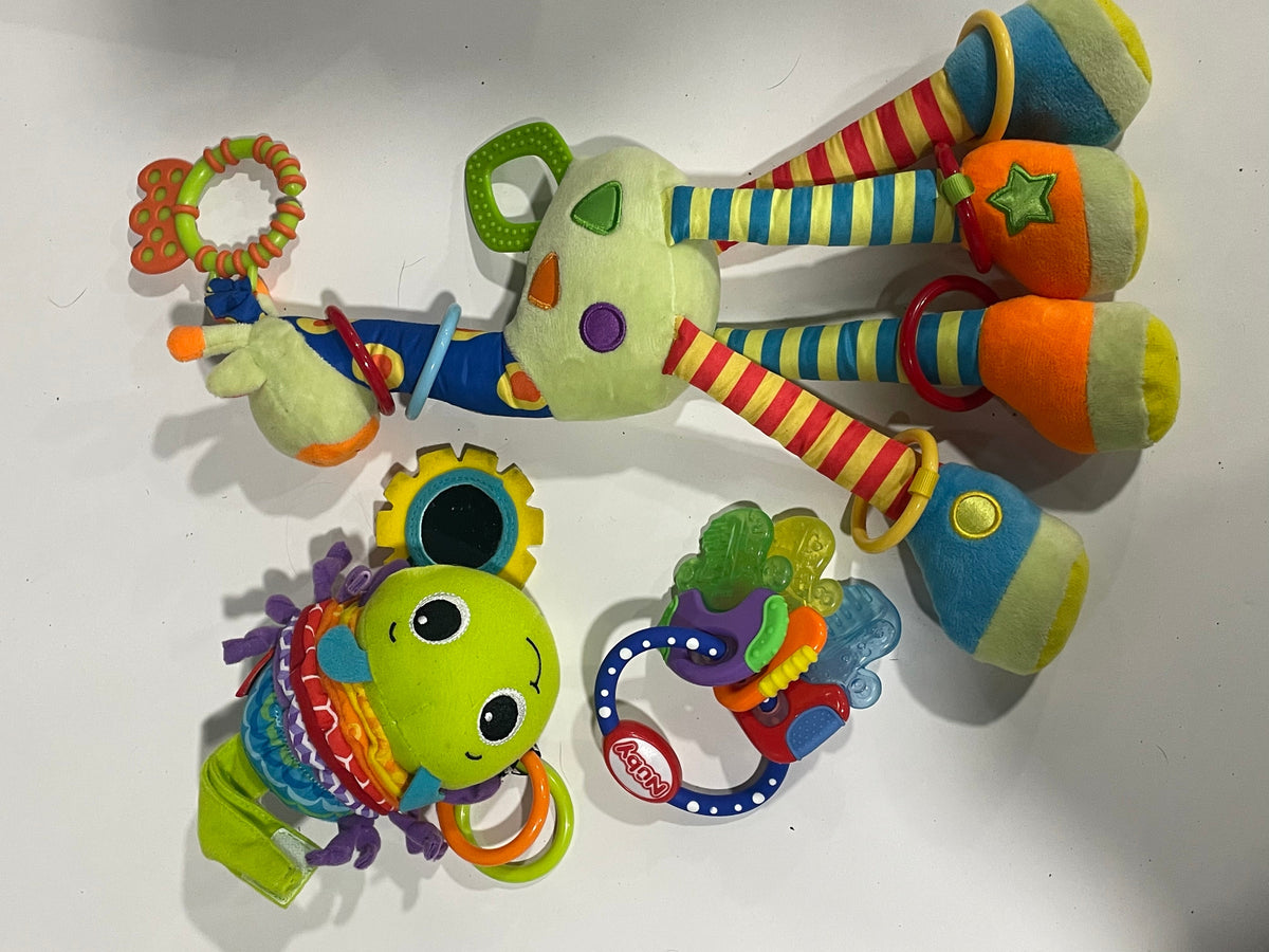 #83 Hanging carseat toys and teether keys