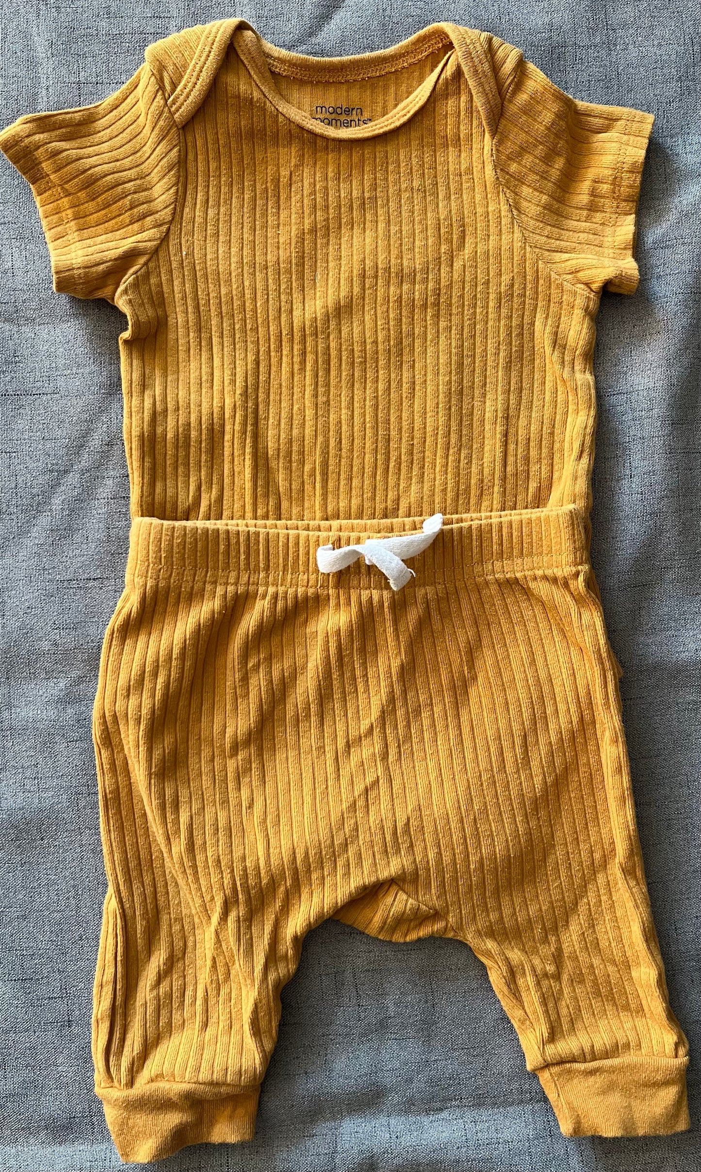 Seller #14 Modern Moments Yellow 2 piece outfit Gender Neutral size 3-6 months