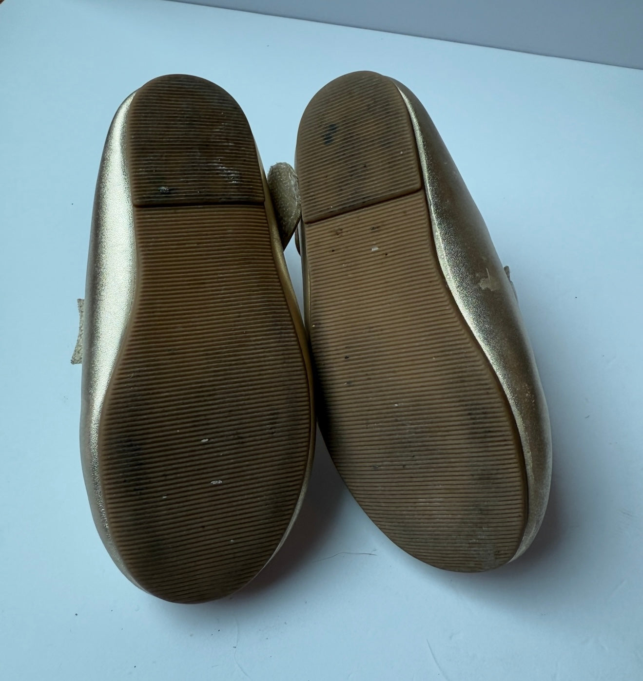 #180 Girls Shoe 9 Felix & Flora Gold Bow Flats