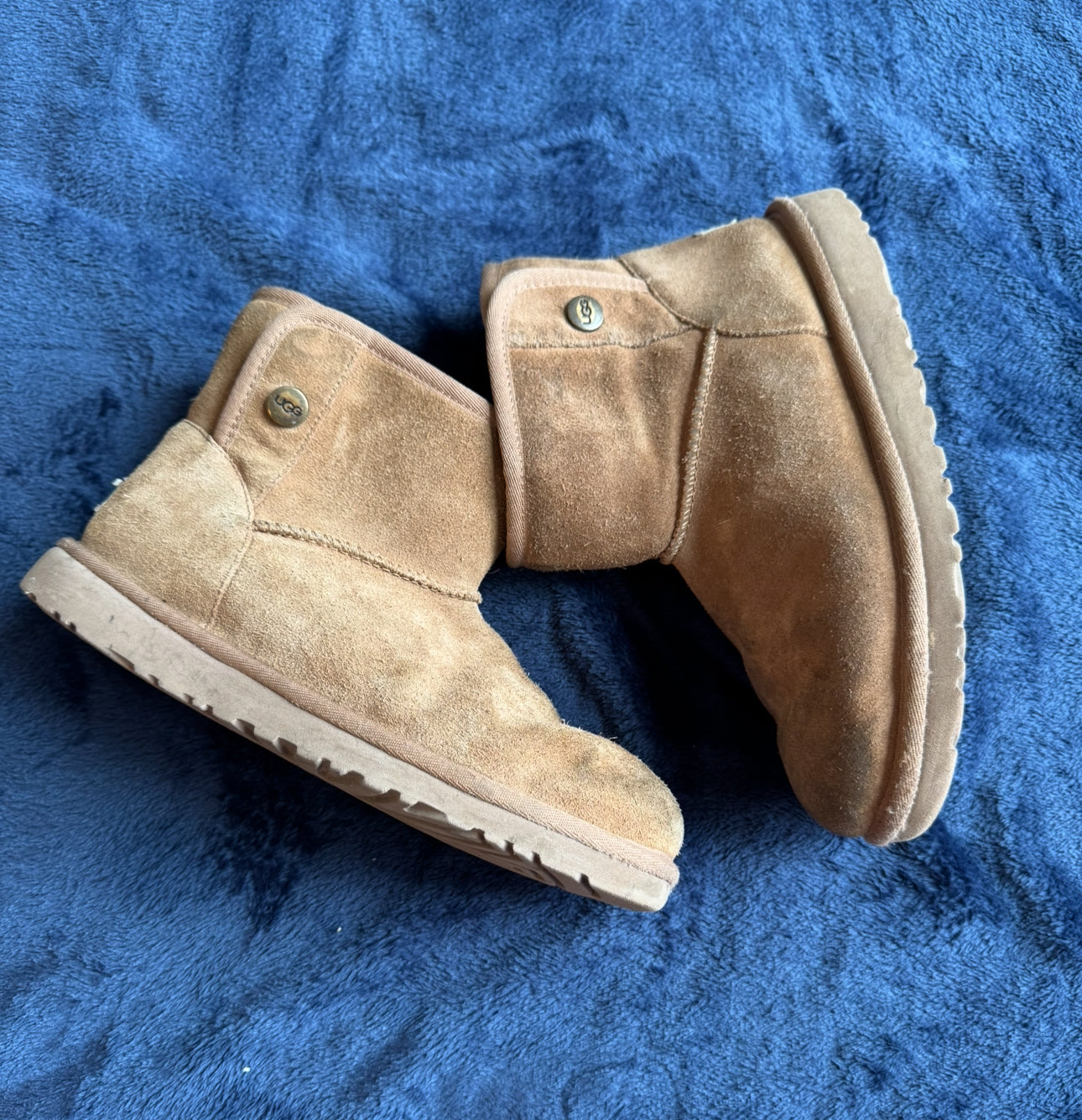 #74- UGG size 6