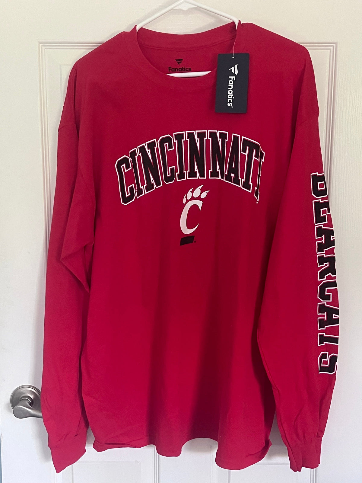 #125 NWT Men’s Fanatics UC Bearcats Long Sleeve T-shirt Size XL