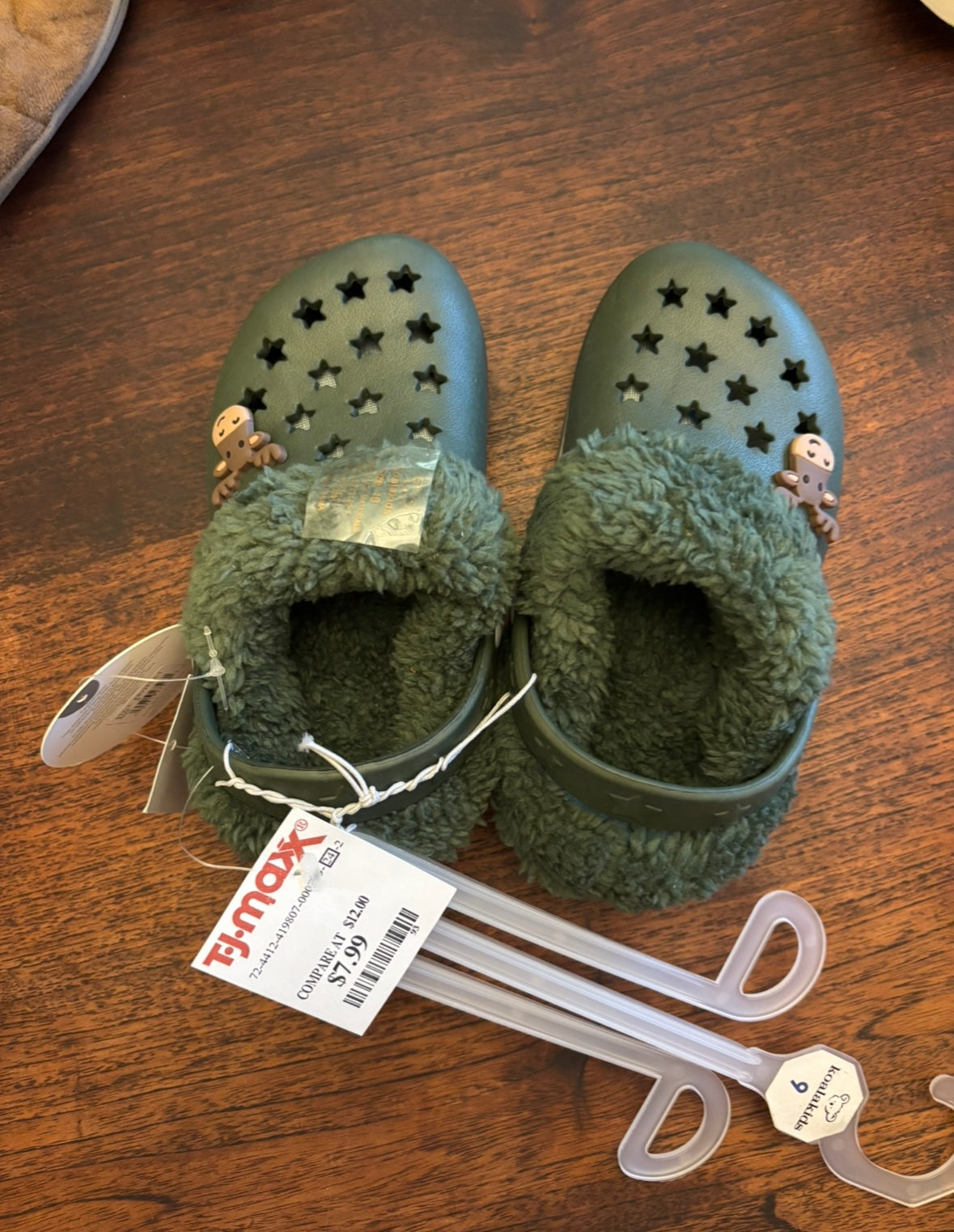 #156 reduced! NWT size 7 No brand fleece lined crocs