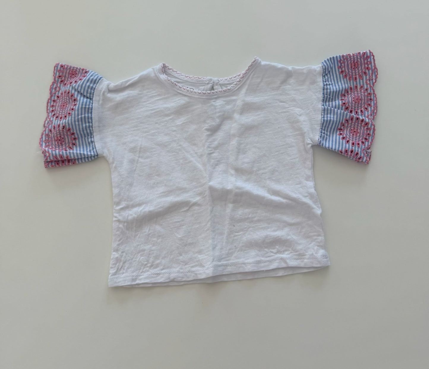 *reduced* #117, Girls 18M, Mudpie white top with seersucker sleeves, VGUC