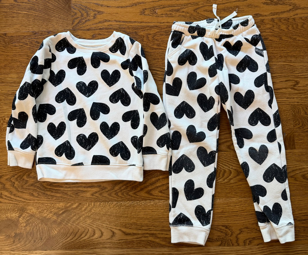 53 - Girls 5T Cat & Jack Black/White Hearts Sweat Shirt and Sweat Pants Outfit