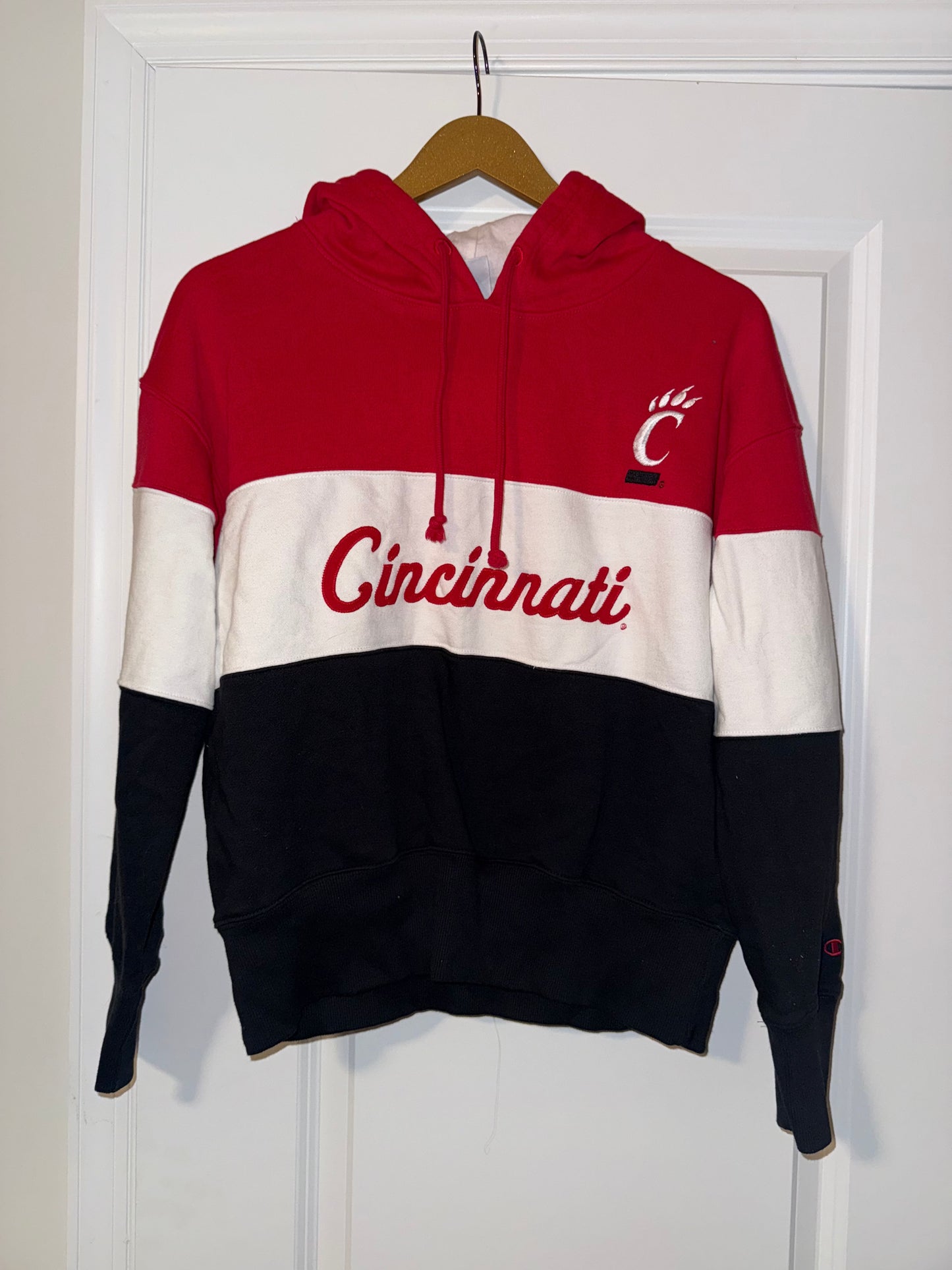 #106: Womens M Champion UC Hoodie *REDUCED*