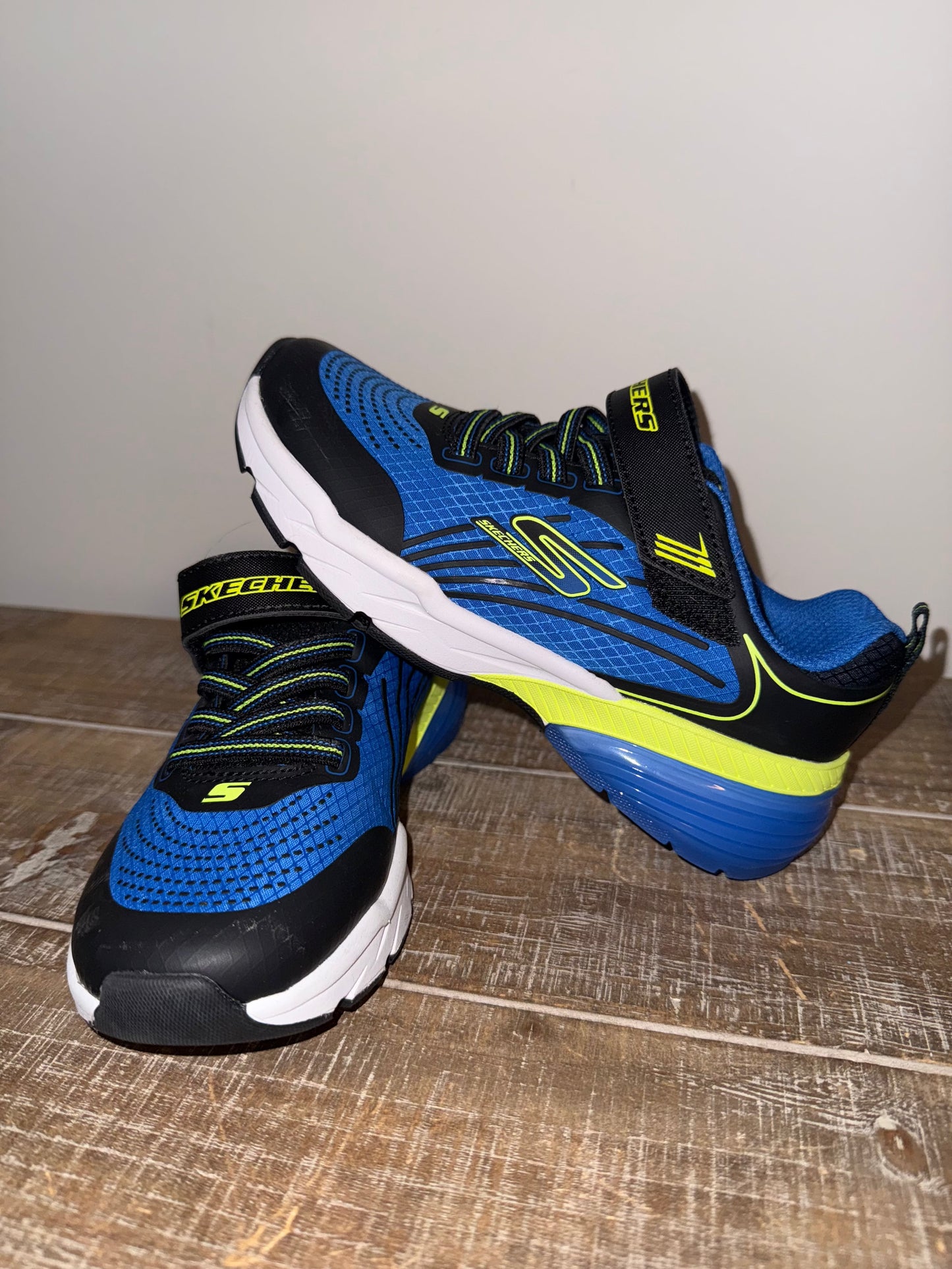 #106: Youth 1 Sketchers NWOT *REDUCED*