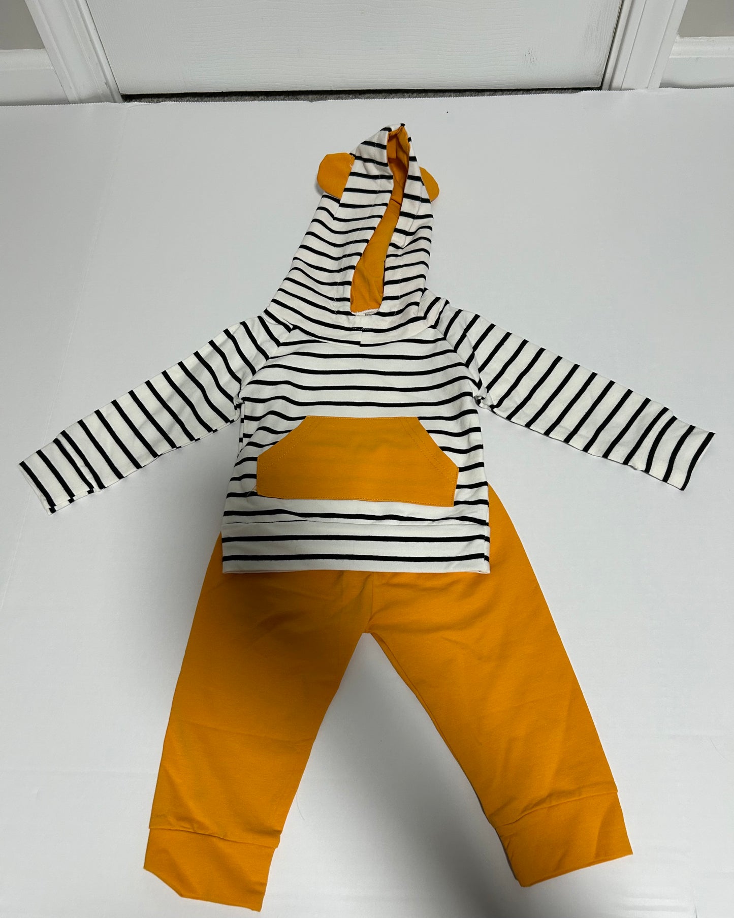 #27 Gender Neutral size 6-12 months Sweatshirt + Pants set