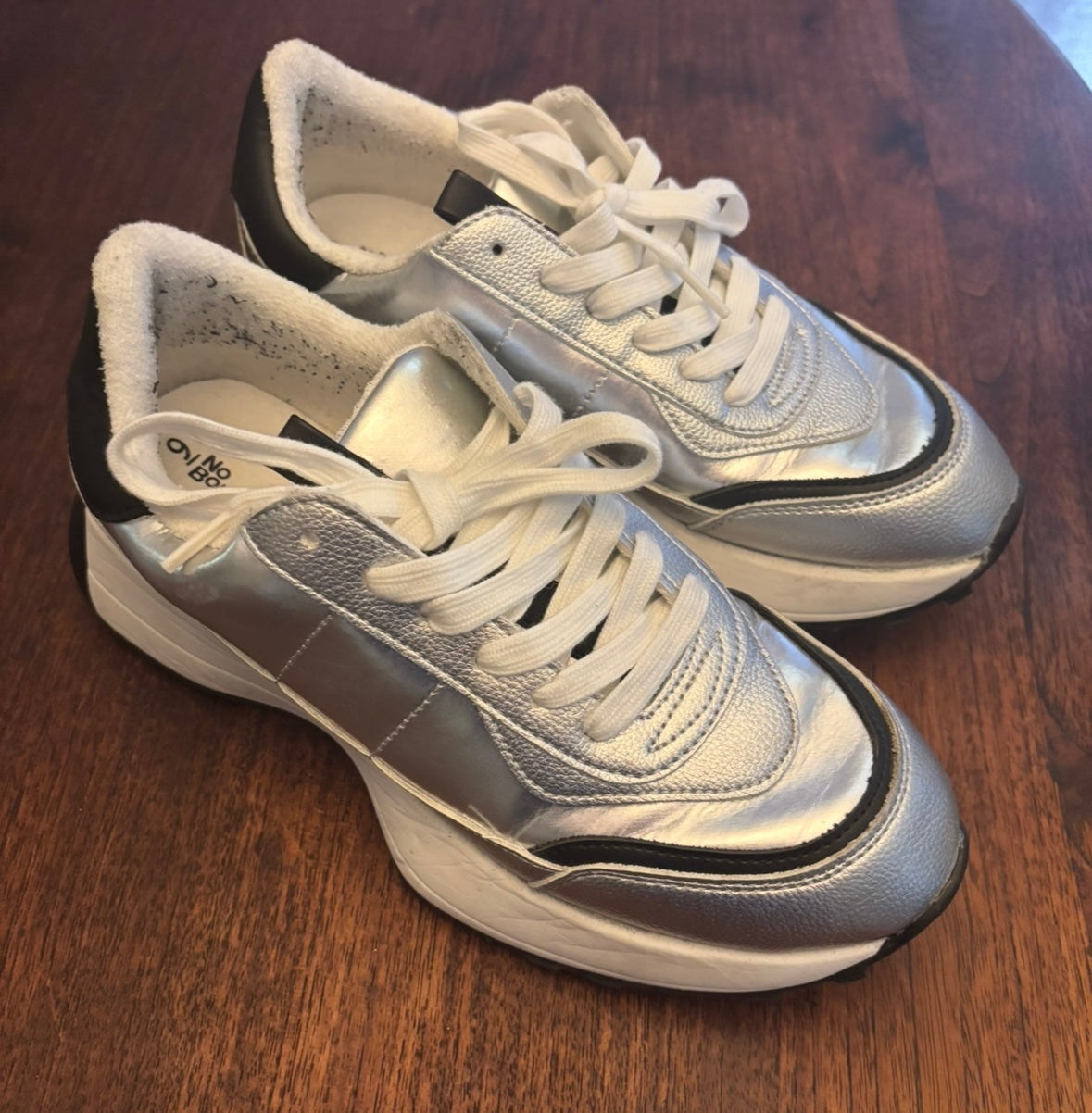 #156 Wmns no boundaries silver sneaker size 9