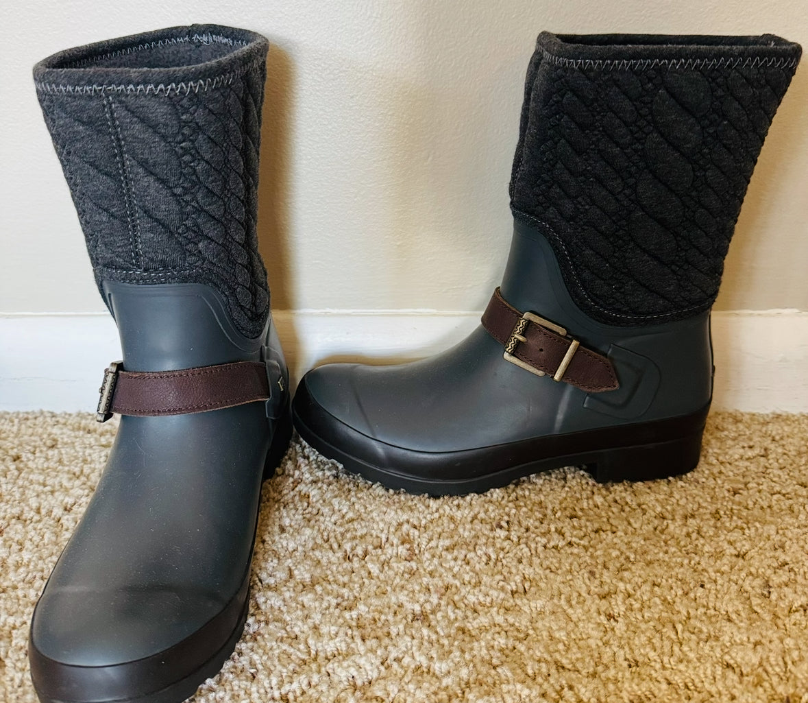 REDUCED #92 NEW Women's size 6 SERRY lined navy boot