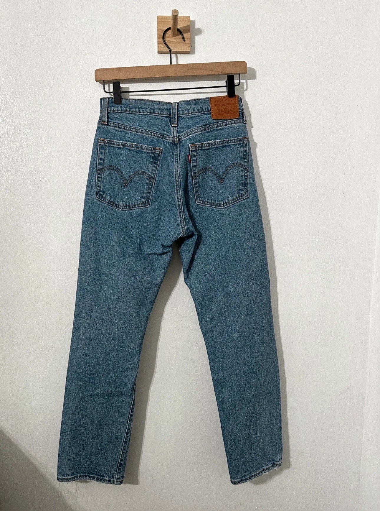 #111 Levi Jeans Womens 26 Blue Medium Wash Button Fly Wedgie Straight Leg Modern