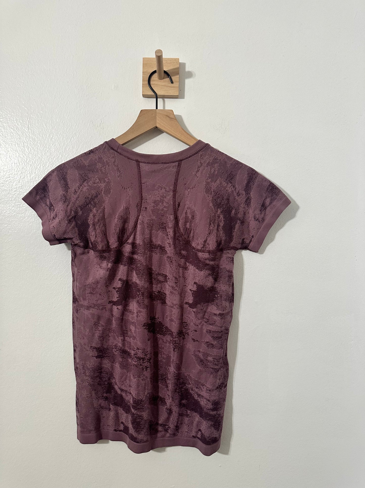 #111 Athleta Momentum Purple Camo Athletic Top Medium