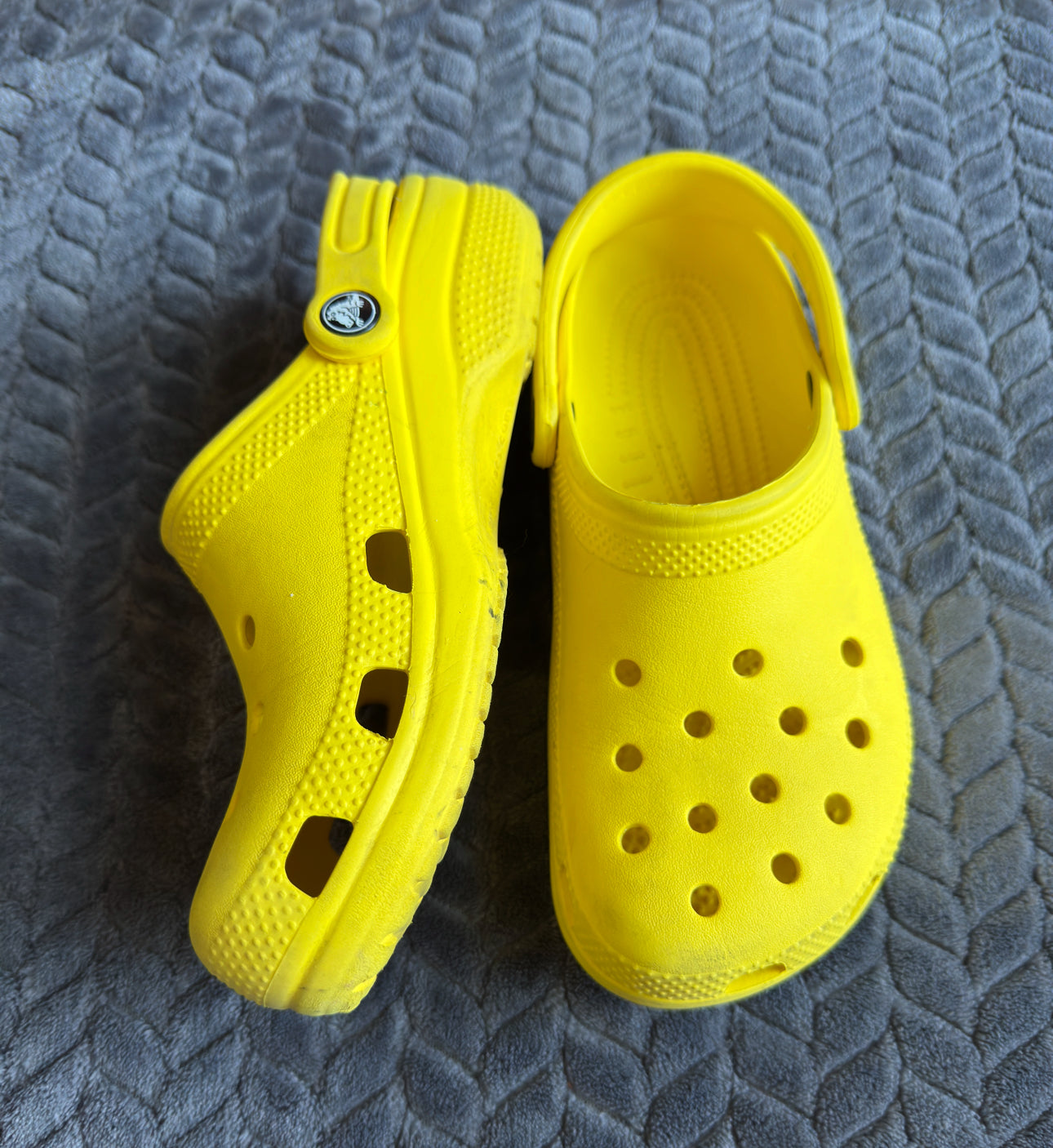 #74 Crocs yellow 7women