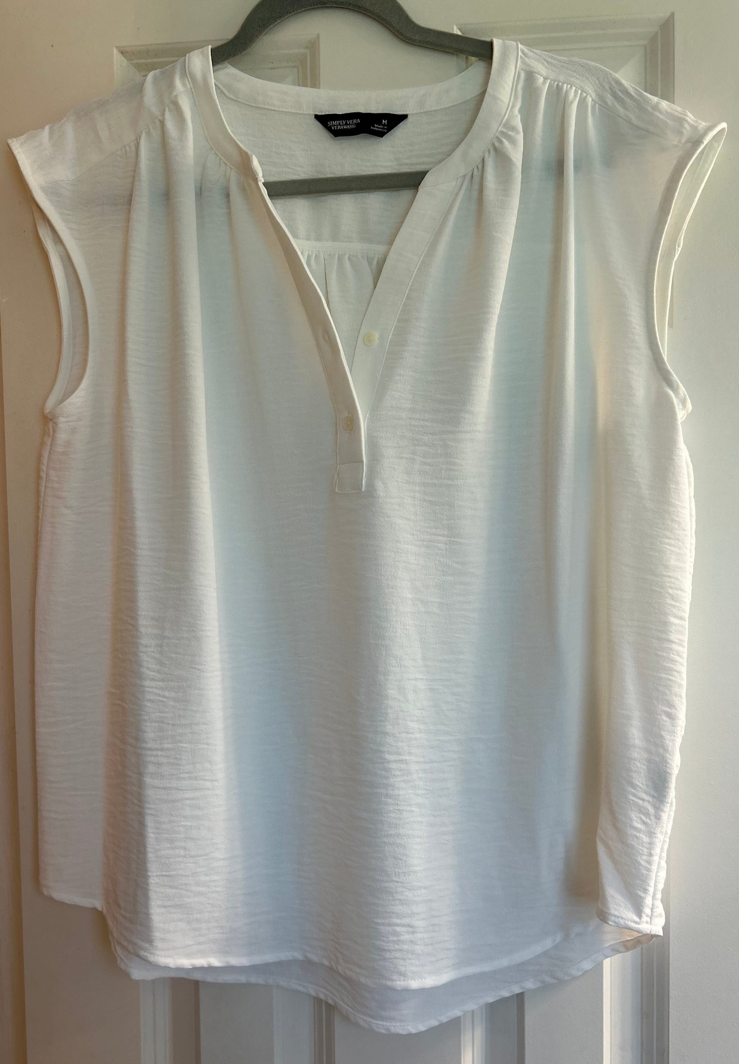 Seller 128 - Women's Simply Vera White Sleeveless Blouse Size Medium REDUCED