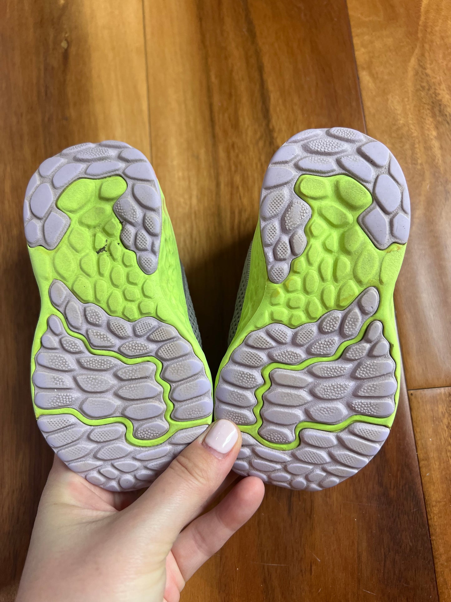 Seller 130 - Girls New Balance Shoes - size 5 - GUC