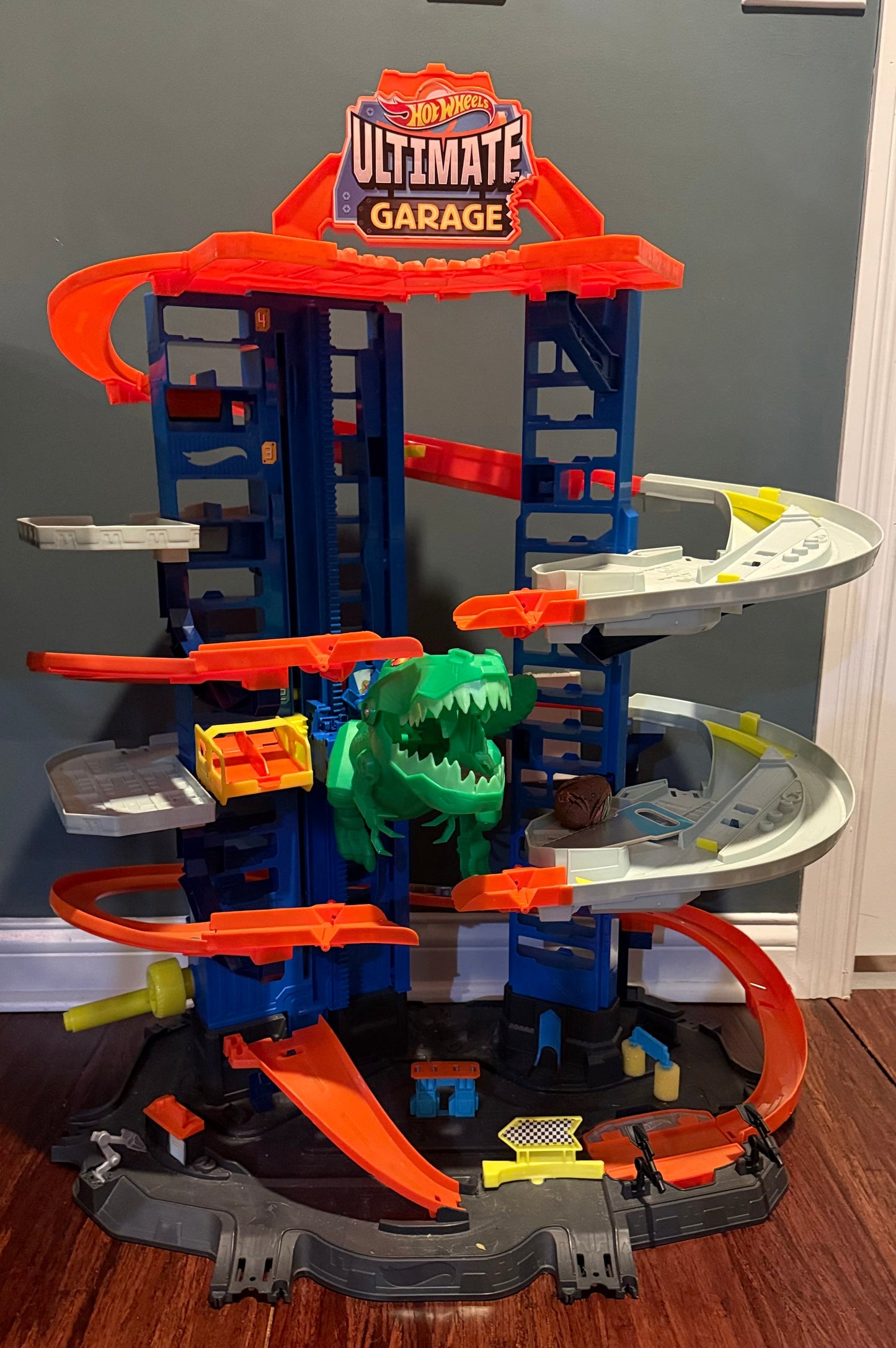 #180 Hot Wheels City Ultimate Garage with Parking for 100 cars