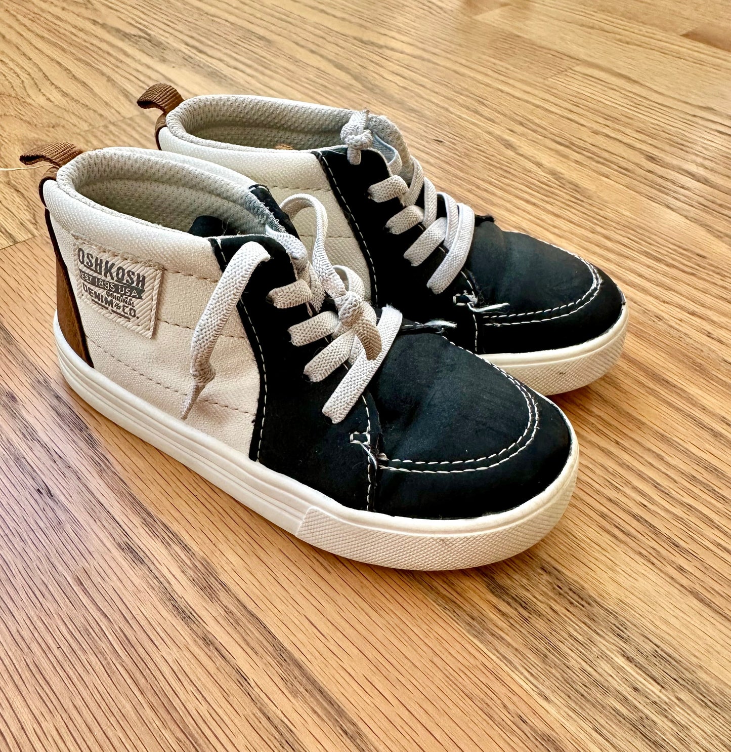 #198- Boys Osh Kosh Sneakers- Size 8