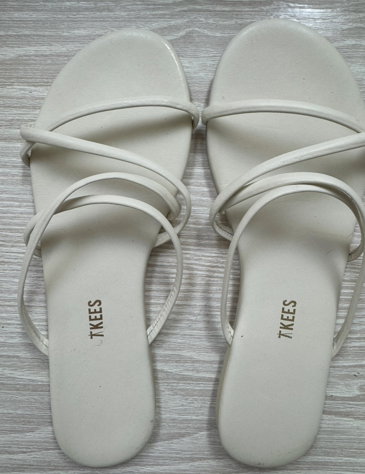 #207 women’s size 10 *would be better for a size 9, runs small imo* white Tkees sandals