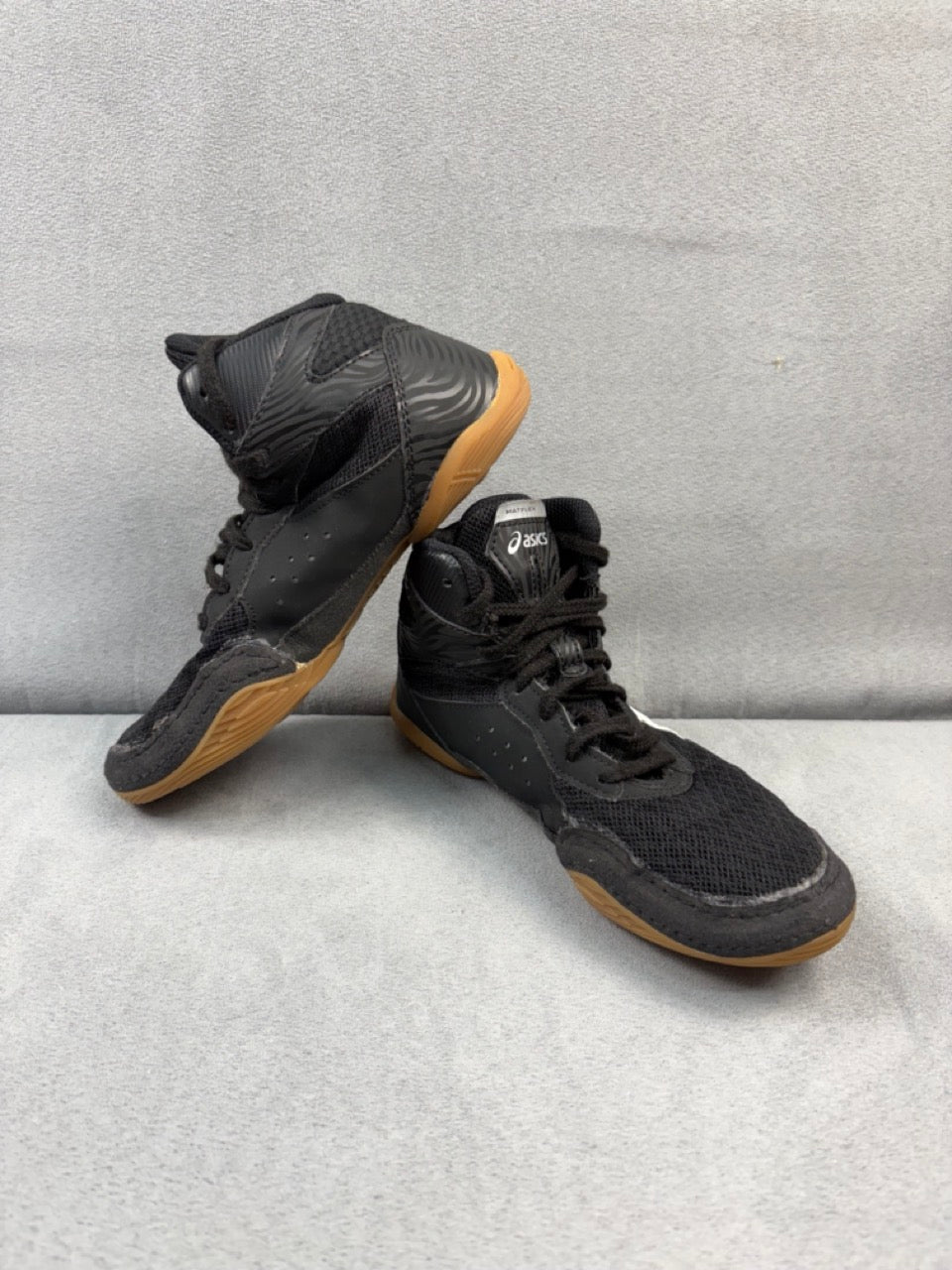 #39 Size 2.5 Boys Asics Wrestling Shoes