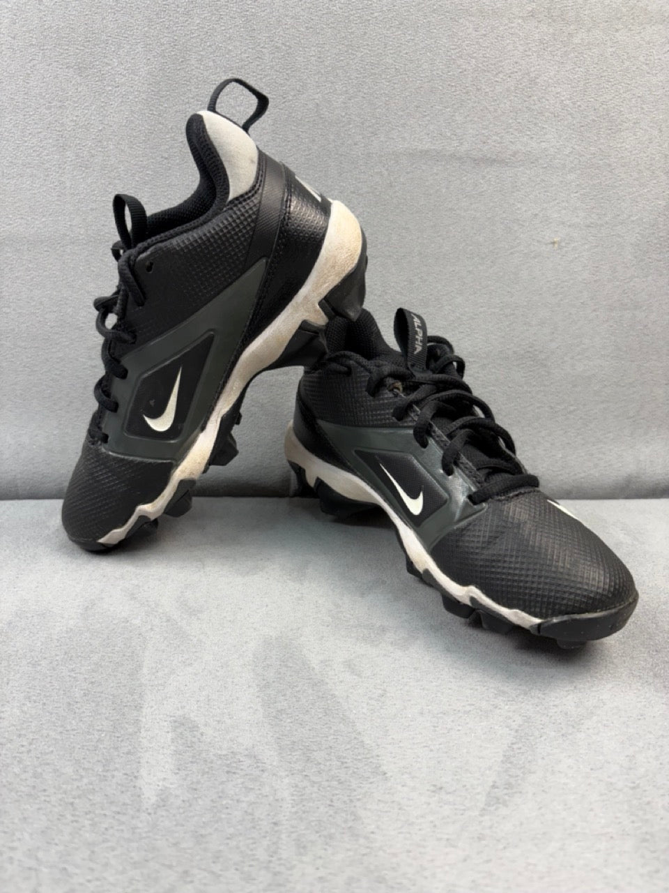 #39 Size 2.5 Boys Nike Alpha cleats